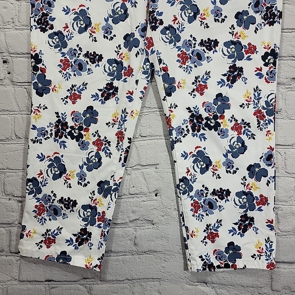 Charter Club Women's Size 10 Bristol Capri Pants White Floral Slimming New NWT - Picture 2 of 15